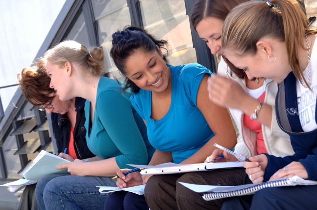 去英國研究生留學要多少錢_留學去美國還是英國_英國去國外留學