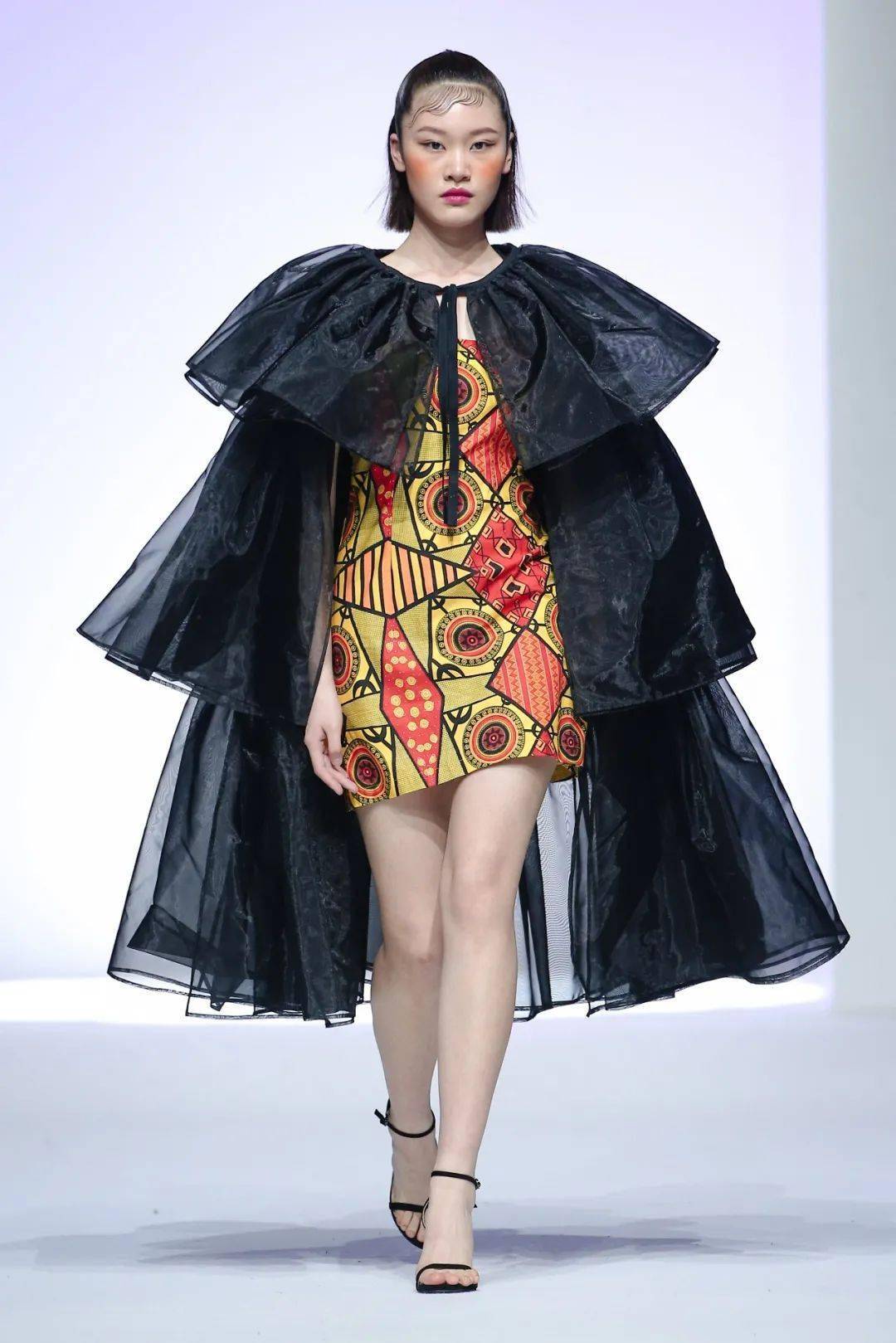 去新加坡穿衣服裝圖片_新加坡國際服裝品牌_新加坡服裝設計學院