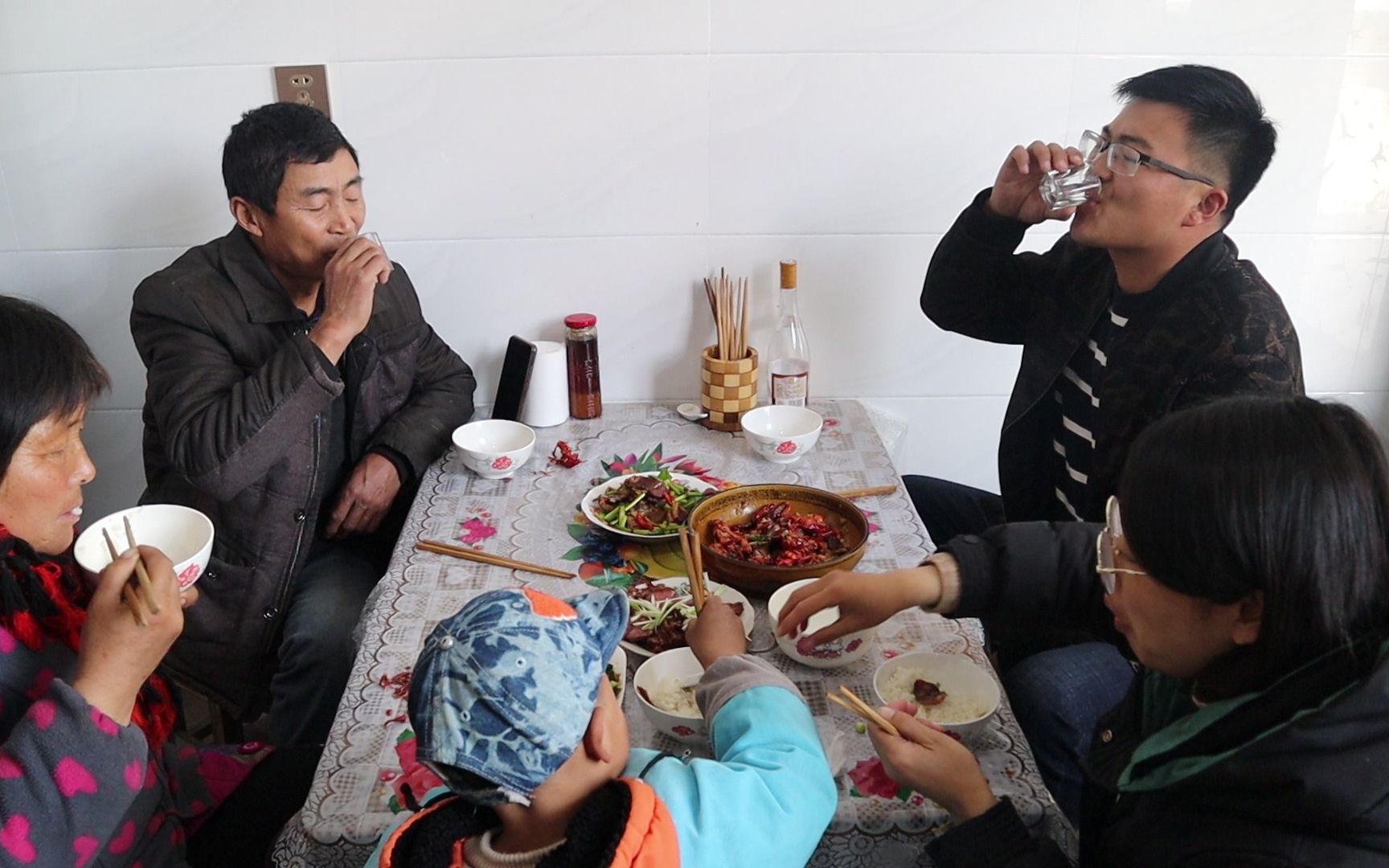 爸爸帶女兒吃飯被拷起來_爸爸鄭爽吃飯_爸爸吃飯也要和我連在一起