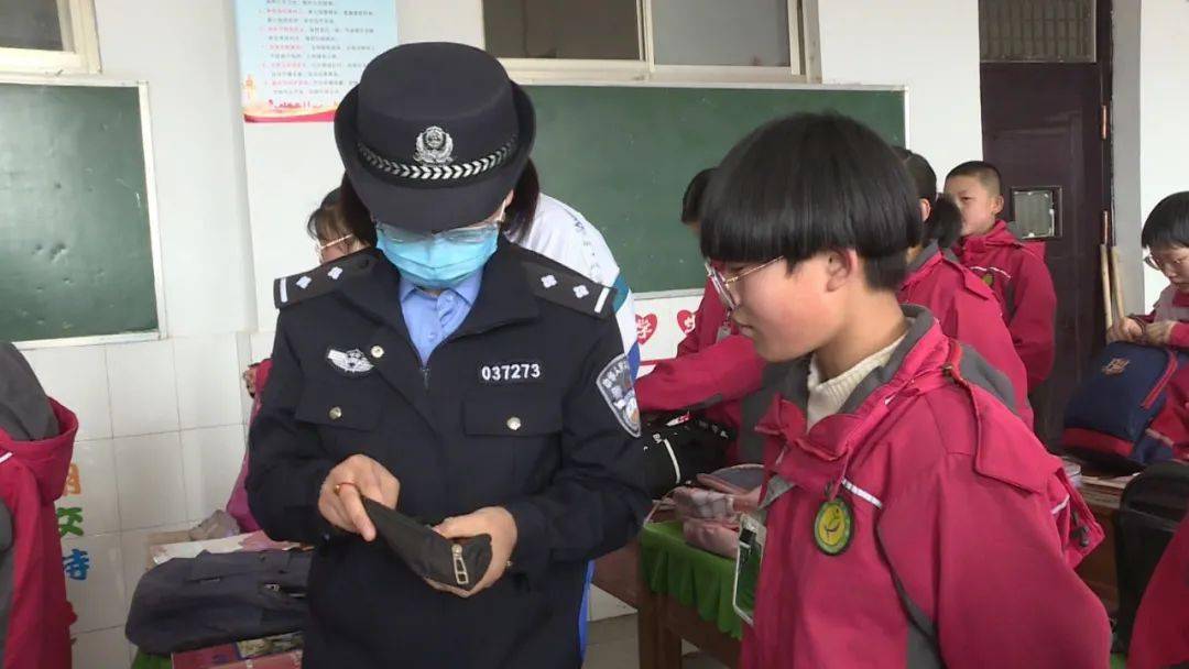 日本留學生回罵張雅_張雅罵四川地震視頻_留學生罵張雅