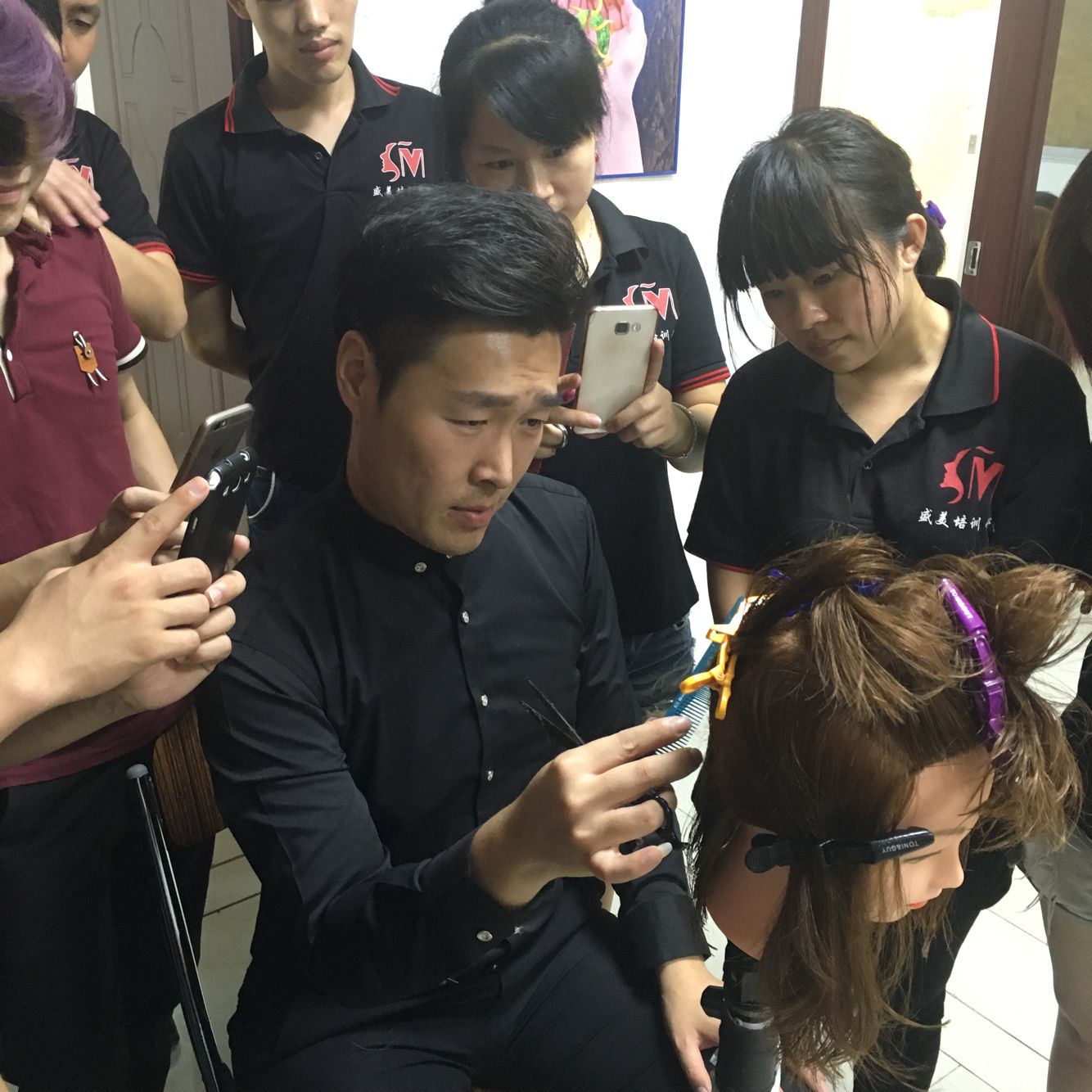 發型設計學院在哪里_發型學校設計圖片_發型設計學校