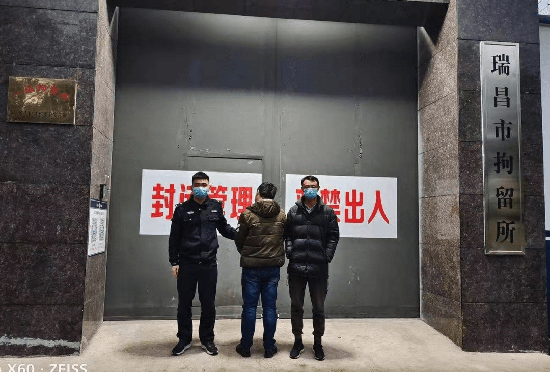 青島留學(xué)生逃避隔離爬窗逃跑_青島隔離跳窗女子_青島一留學(xué)生拒絕隔離跳窗逃跑