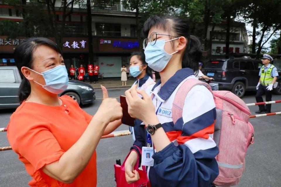 高考直擊現(xiàn)場_直擊高考地理_多地直擊高考首日