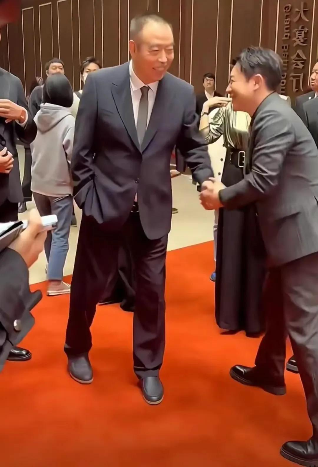 點頭哈腰的意思_點頭哈腰是成語嗎_點頭哈腰的含義