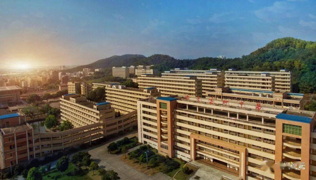 高州中學初中部重點班_高州中學高中部_高州中學高一有幾個班