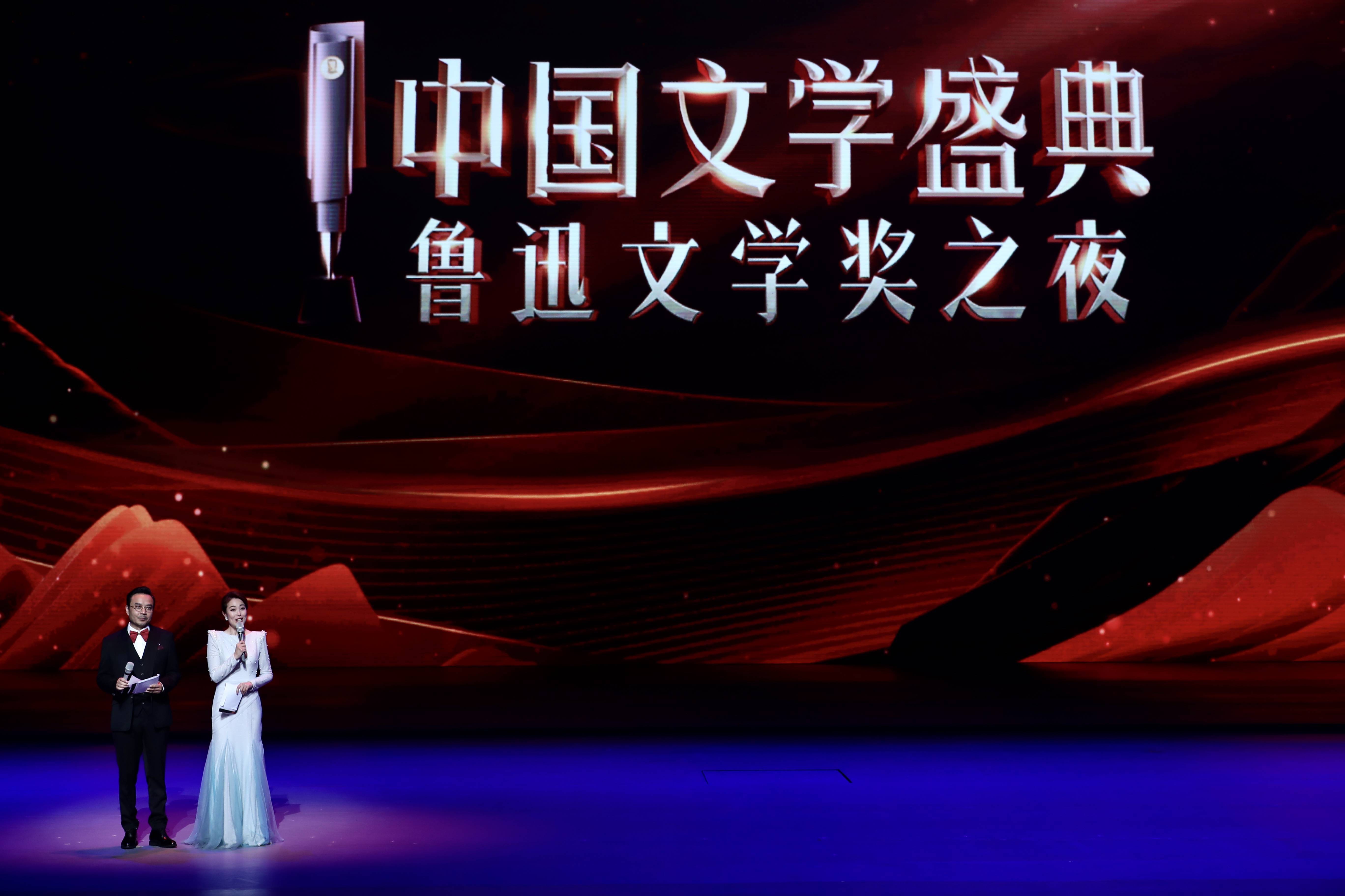 用文學凝聚抗疫精神力量閱讀_凝聚磅礴的中國文學力量_凝聚了磅礴力量