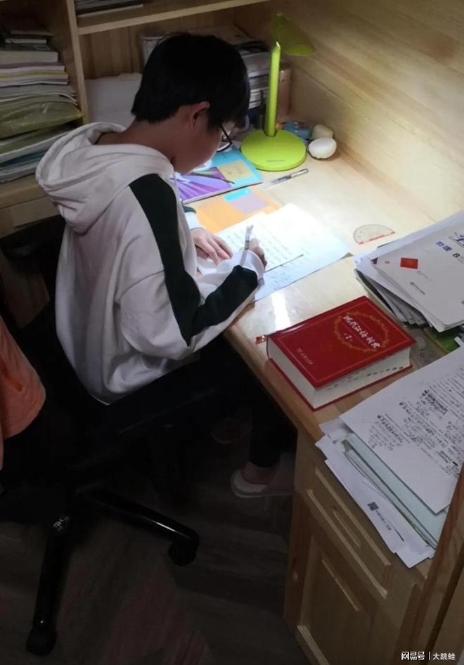 _四級作文范文帶翻譯：大學生做社區服務_四級作文范文帶翻譯：大學生做社區服務
