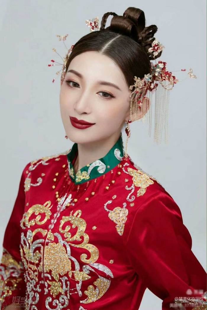 化妝學(xué)校收費(fèi)標(biāo)準(zhǔn)_化妝學(xué)校的學(xué)費(fèi)很貴嗎_化妝學(xué)校學(xué)費(fèi)多少