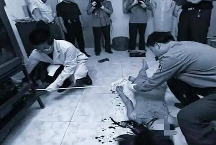 凌晨聽鬼故事頻道_超短篇鬼故事_鄰居聞到血腥氣報警