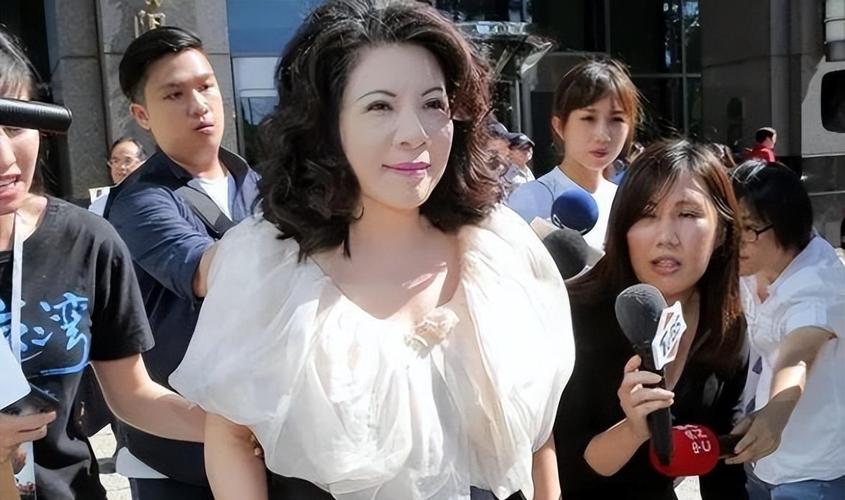 陳文茜時(shí)事評(píng)論集分析_陳文茜新書樹不在了杭州簽售_陳文茜微博